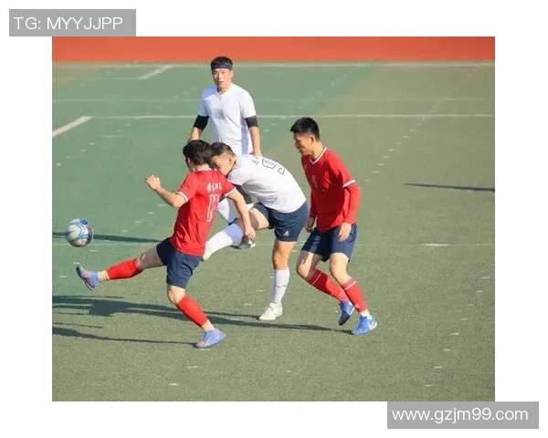 激情四溢的绿茵场上踢足球比赛展现团队合作与个人技术的完美结合